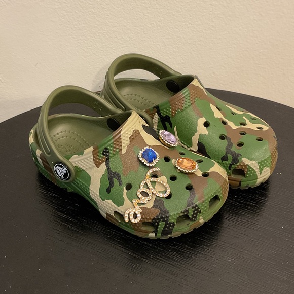 CROCS Kids Camouflage Clogs with Charms - Picture 1 of 6